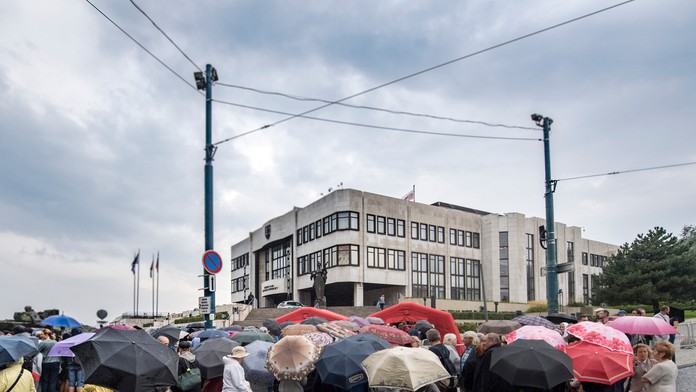 Ľudia čakajú v daždi na vstup do parlamentu počas Dňa otvorených dverí v Národnej rade SR.