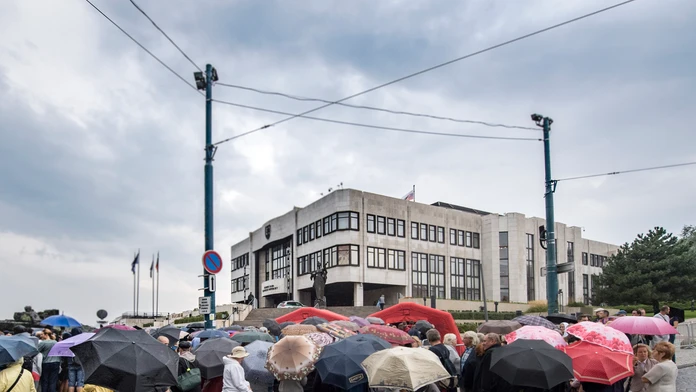 Ľudia čakajú v daždi na vstup do parlamentu počas Dňa otvorených dverí v Národnej rade SR.