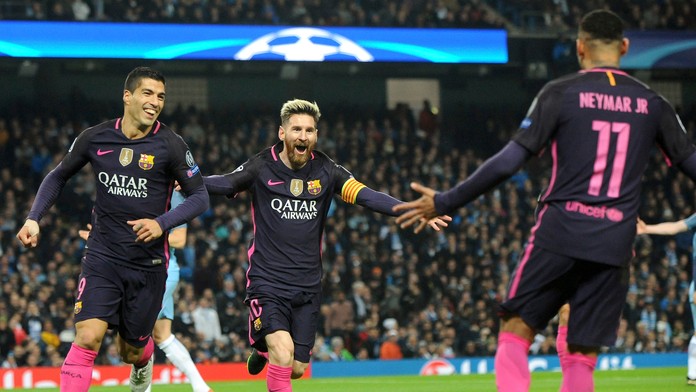 Barcelonské trio Luis Suaréz, Lionel Messi a Neymar sa tešia z úvodného gólu proti manchestru City.jpg