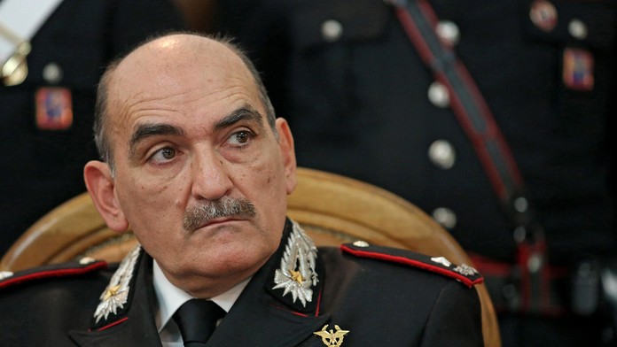 Generál Giuseppe Governale na tlačovej konferencii