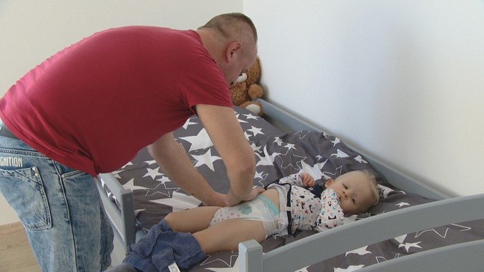 Poslanci odobrili otcovskú materskú dávku. Bezproblémový nárok budú mať na ňu od mája 