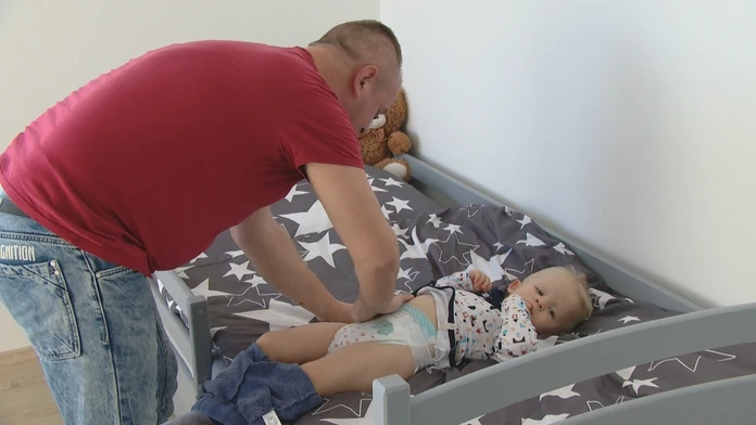 Poslanci odobrili otcovskú materskú dávku. Bezproblémový nárok budú mať na ňu od mája 