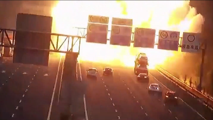 VIDEO: Obrovská explózia a požiar. Z prevrátenej dodávky sa razom stala horiaca guľa