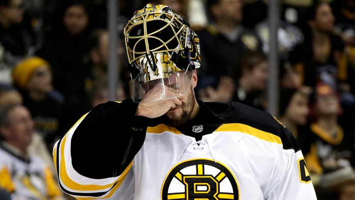 Jaroslav Halák z Bostonu reaguje po prehre proti Pittsburghu.