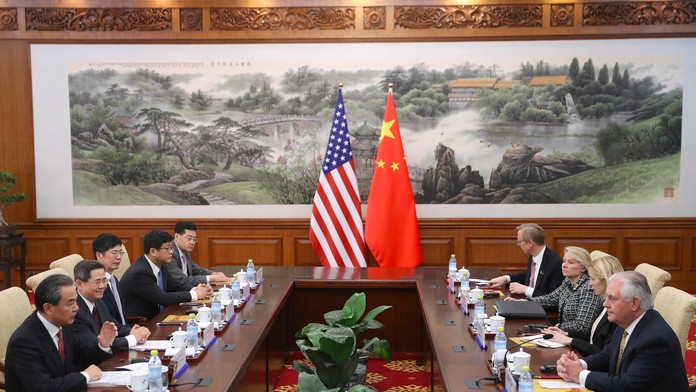 Čínsky minister zahraničných vecí Wang I (vľavo) a americký minister zahraničných vecí Rex Tillerson (vpravo)