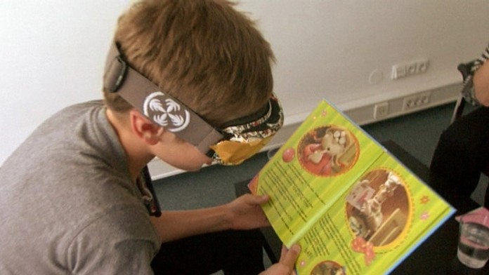 Dieť číta so zakrytými očami