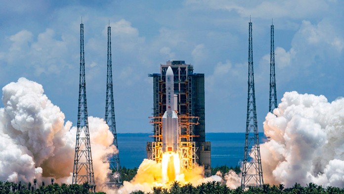 Chlapec narazil autom do betónového stĺpa a z miesta nehody ušiel.