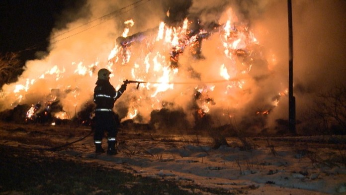 Požiar, pri ktorom sú aj hasiči bezmocní