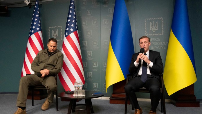 Na snímke poradca prezidenta USA pre národnú bezpečnosť Jake Sullivan (vpravo) a vedúci kancelárie ukrajinského prezidenta Andrij Jermak.