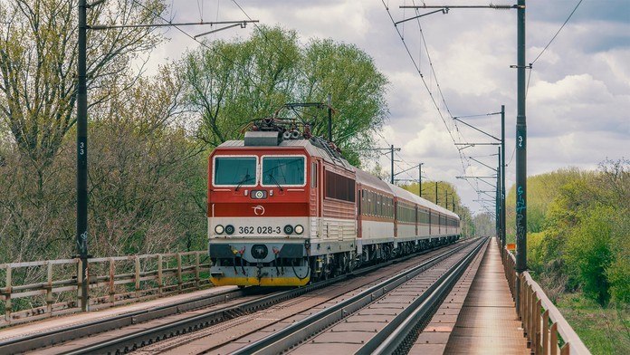 Cesta vlakom na trase medzi Bratislavou a Banskou Bystricou sa skomplikuje. Cestujúci budú prestupovať do autobusov