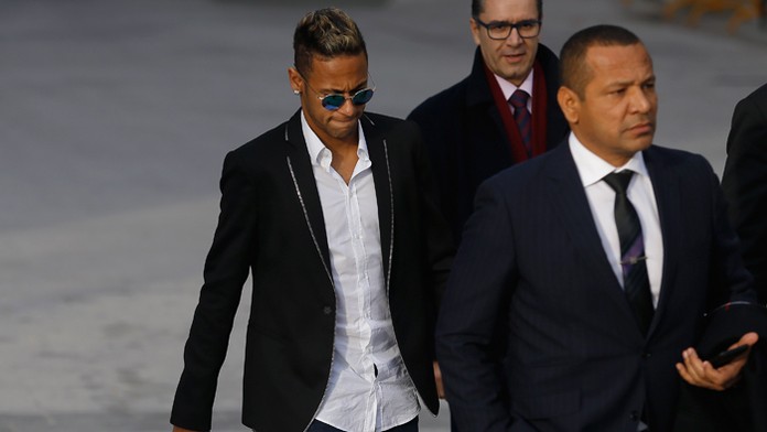 Hráč FC Barcelona Neymar prichádza na súd.