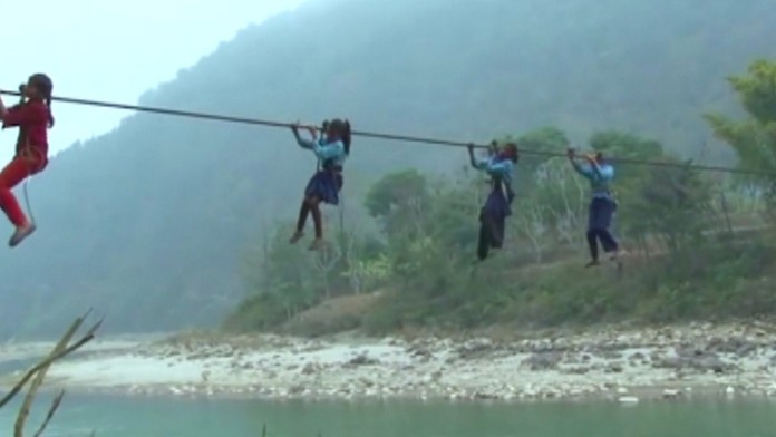 Denne riskujú vlastné životy pri ceste do práce.