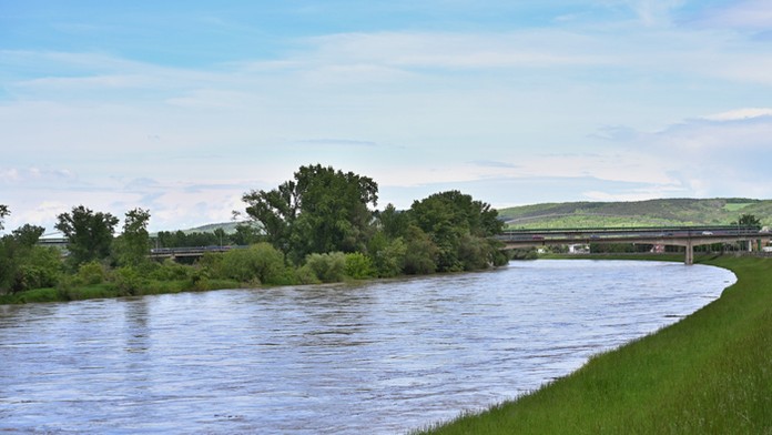 Rozvodnená rieka Váh v Hlohovci.