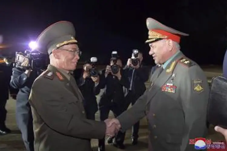 Ruský minister obrany Sergej Šojgu (vpravo) a jeho severokórejský rezortný kolega Kang Sun-nam.