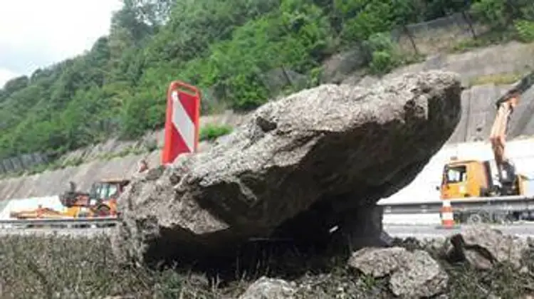 Skala skončila na rýchlostnej ceste pro Zvolene.
