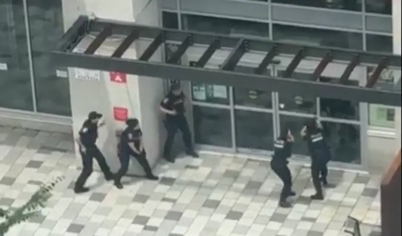 Polícia pred obchodom.