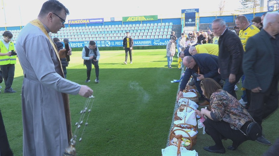 Netradičné spojenie na Veľkú noc: Fanúšikovia v Michalovciach priniesli na štadión nečakané veci