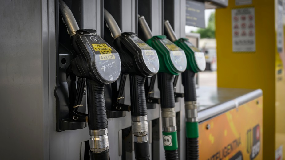 Zvýšené ceny na pumpách už stáli európskych šoférov miliardy navyše. Zdražovaniu sa zrejme nevyhne ani Slovensko