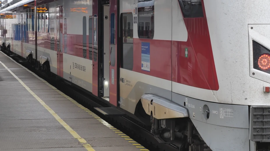 Návrat do normálu je zatiaľ ďaleko. Vlaky na severe Slovenska stále fungujú v mimoriadnom režime