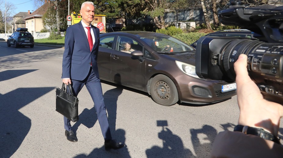 Ján Ferenčák vypovedá na polícii. Vypočúvajú ho k prípadu zaistenia jeho pozemkov aj videu z garáže