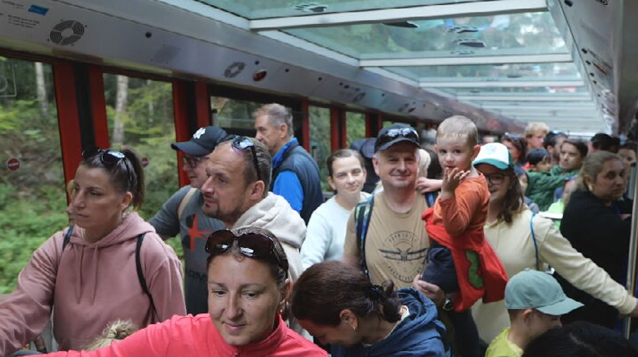 Deti posielajú k medveďom. Tatry zaplavili davy ľudí