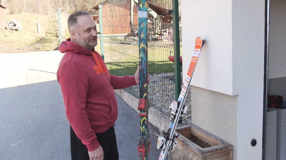 Na Jána spadol strom, amputovali mu nohu. Po rokoch mu svitá nádej na zázrak