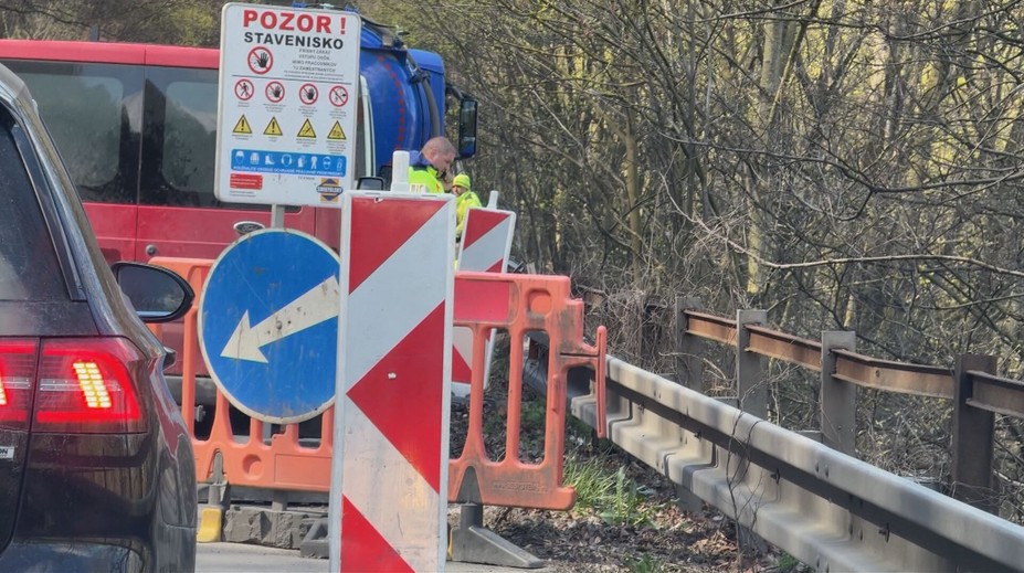 Pod Strečno sa opäť vracajú cestári. Až do leta budú každý deň pracovať na zosunutej ceste