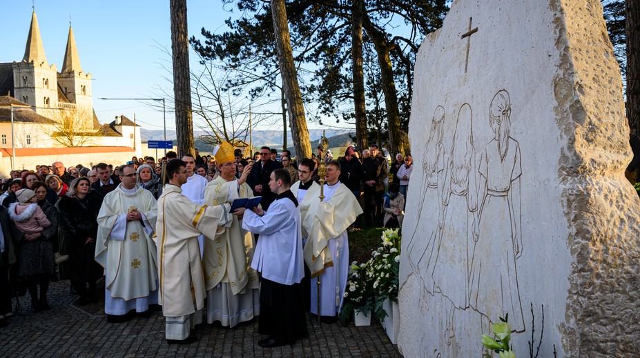 Od tragédie, ktorá otriasla Slovenskom, prešli dva roky. Na Spiši požehnali pamätník trom dievčatám