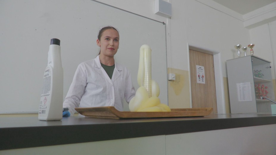Má len bakalára, no už učí na základnej škole. Takto chcú riešiť nedostatok učiteľov