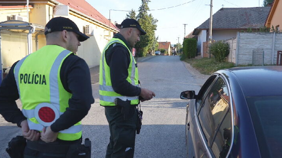 „Dal som si večer pivo,“ tvrdil muž za volantom a žiadal policajtov, aby mu to odpustili