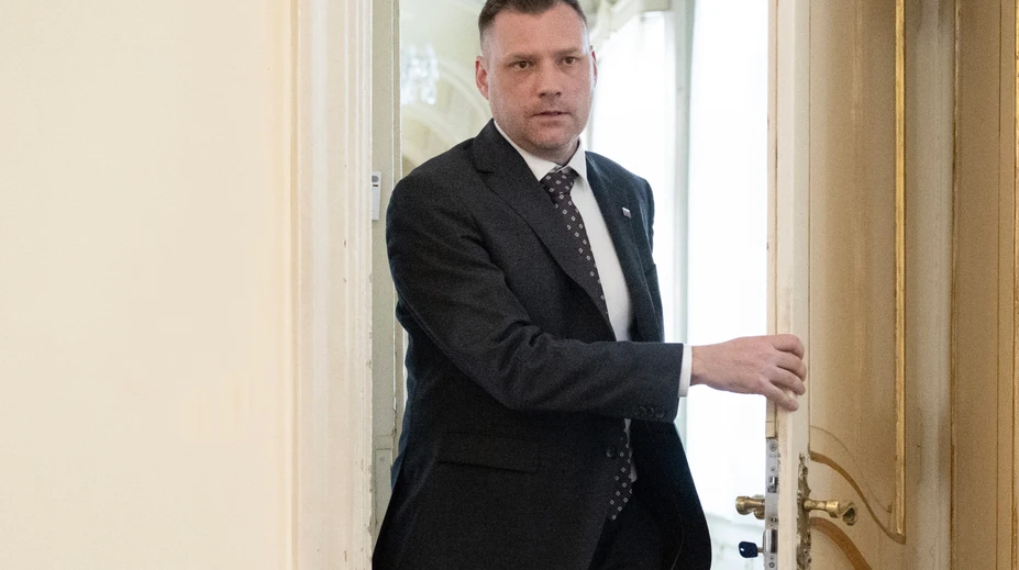 Tomáš Taraba má na krku políciu. Na strechu si dal maják, zaparkoval v zákaze a odišiel na omšu