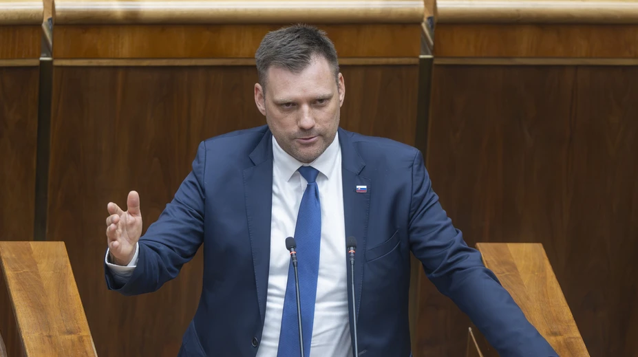 „Chcem byť veľmi aktívny poslanec,“ sľuboval. Tomáša Tarabu v rokovacej sále zatiaľ nevideli