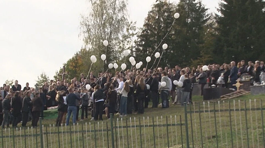 Prišli rodina, priatelia aj neznámi, ktorých tragédia zasiahla. Kysuce sa naposledy rozlúčili s Nellkou (†14)