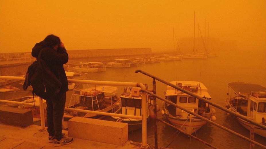 Obloha nad Krétou sa zmenila na oranžové peklo. Saharský piesok skomplikoval aj dopravu