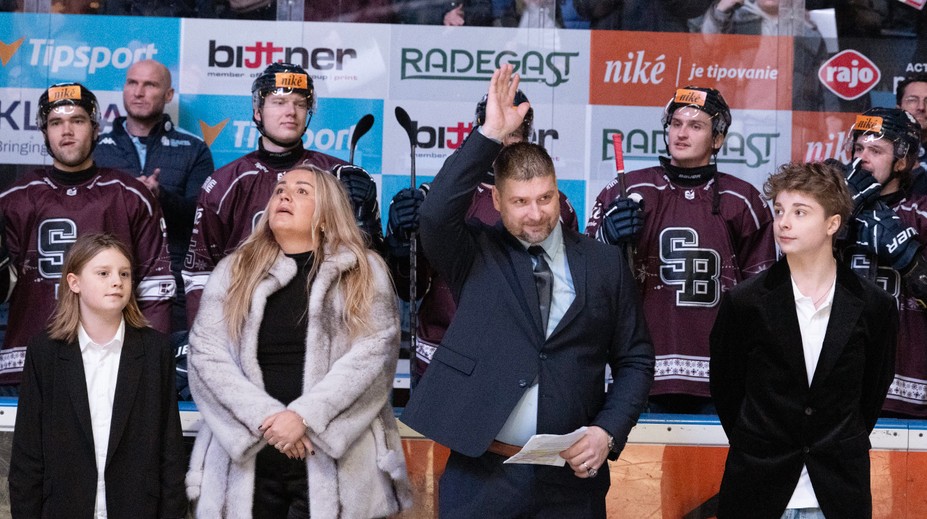 Dres s číslom osem si v Slovane už nikto neoblečie. Legendárny Michal Sersen sa dočkal zaslúženej pocty