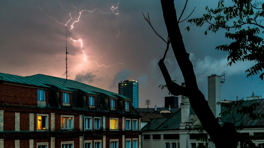 Blesk nemusí udrieť do vášho domu, aj tak môže zničiť elektroniku. Na toto nezabúdajte