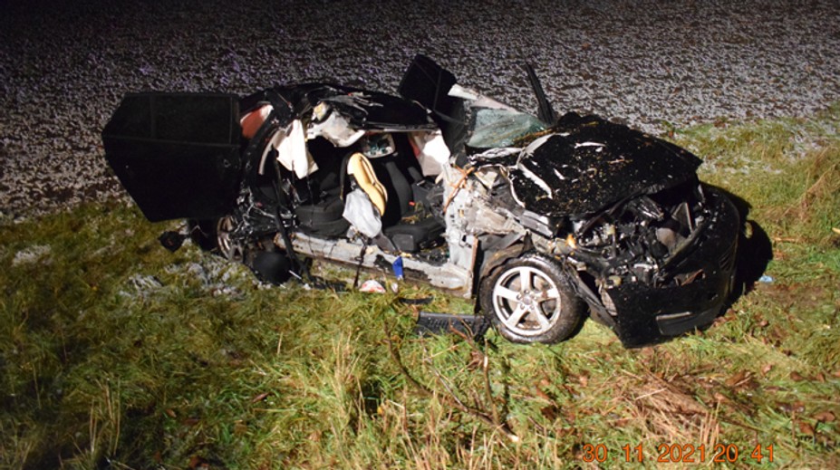 Opitý muž sadol za volant. Po náraze auta do stromu zahynula žena (†41), jej syn je ťažko zranený