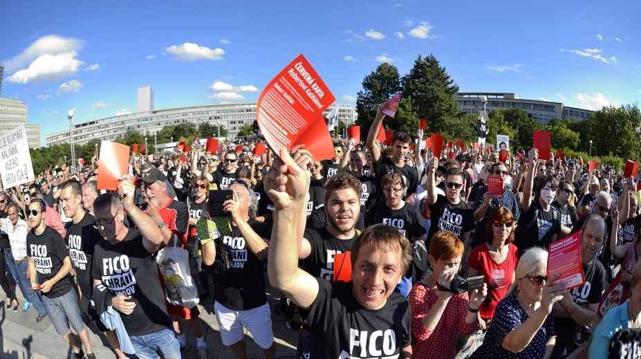 Ďalšie protesty v Bratislave aj Košiciach, ľudia chcú odchod Fica aj Kaliňáka