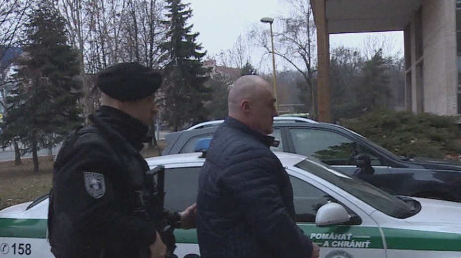 Slavomír sa na polícii sám prihlásil k starej mafiánskej vražde. Súd rozhodoval o jeho väzbe