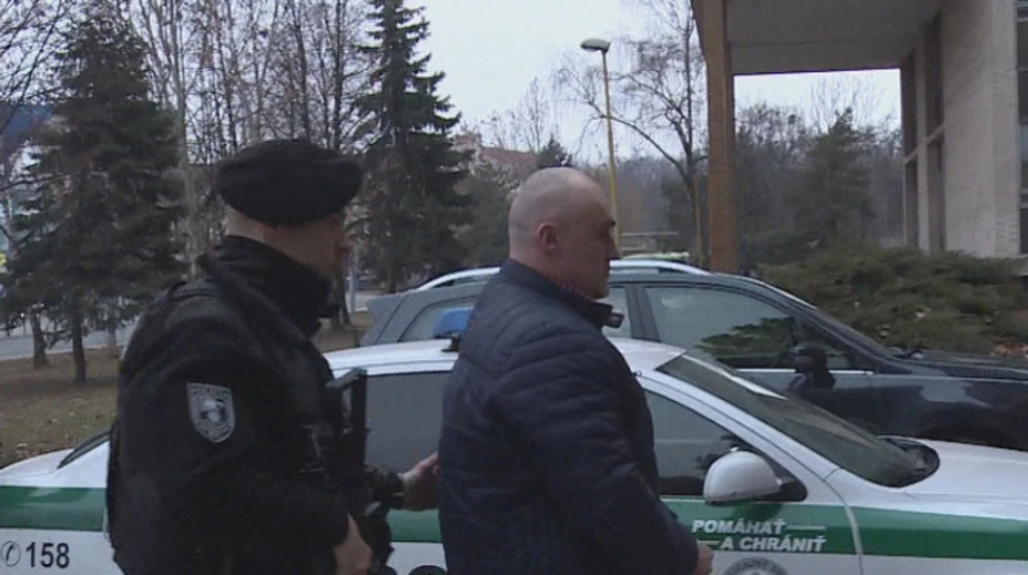 Slavomír sa na polícii sám prihlásil k starej mafiánskej vražde. Súd rozhodoval o jeho väzbe