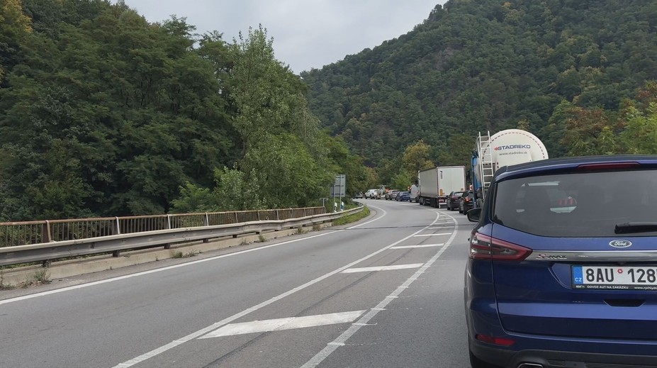 Nočná mora pre vodičov. Skalnatý svah pod Strečnom začali opravovať, treba rátať s obrovskými zdržaniami