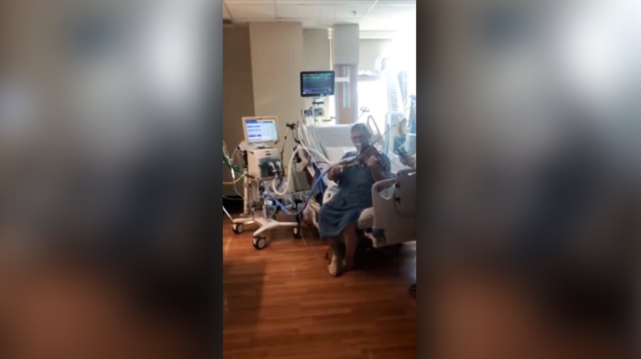 VIDEO: Hovoriť nemohol, a tak sa pacient s ťažkým priebehom COVID-19 personálu poďakoval inak