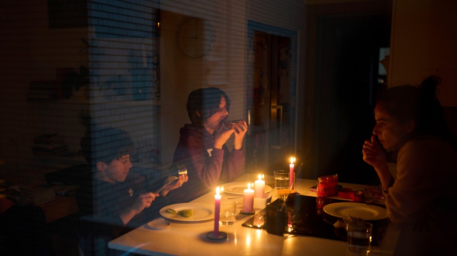 Španielsko pre výpadok prúdu vyhlásilo núdzový stav. Do ulíc nasadili desiatky tisíc policajtov