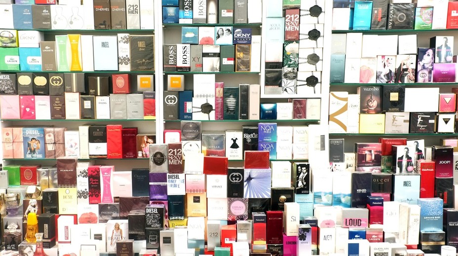 Pozor na lacné voňavky z internetu. Môžu obsahovať aj konský moč