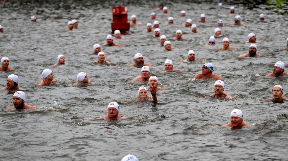 Teplo domova vymenili dobrovoľne za zimu. Nadšenci sa vrhli do vôd Vltavy