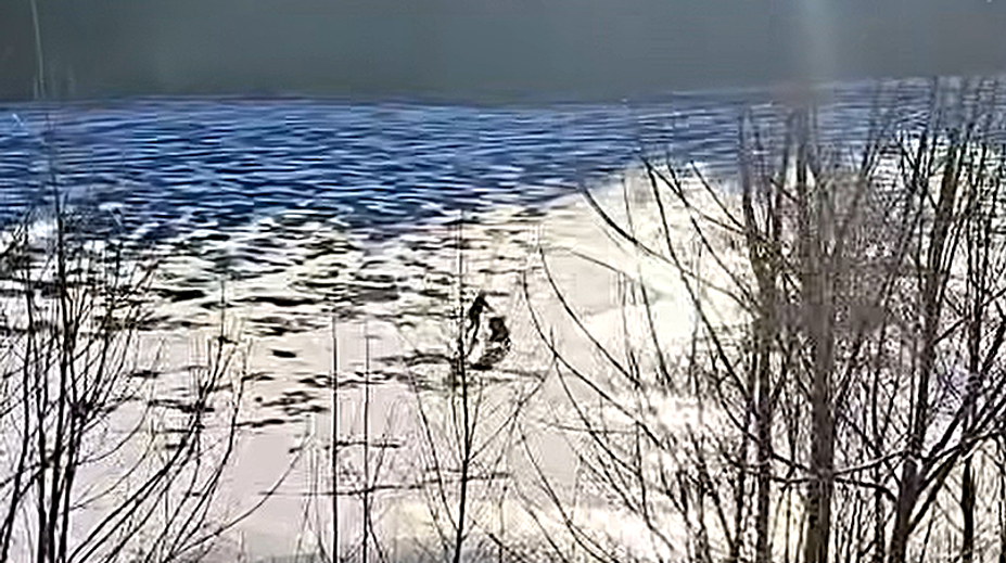 VIDEO: Zábery, ktoré vyrážajú dych: Matka sa s kočíkom korčuľovala po slabom ľade