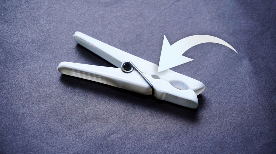 Viete, prečo majú štipce túto dierku? Ak nie, zrejme ste doteraz vešali bielizeň nesprávne