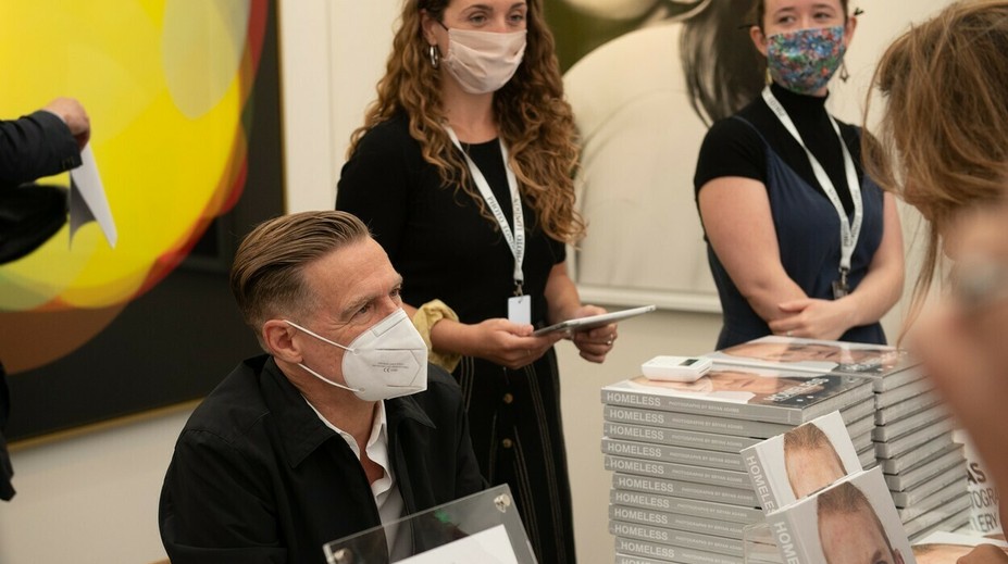 Po príchode na letisko mu vyšiel pozitívny test na COVID. Spevák smeroval do nemocnice