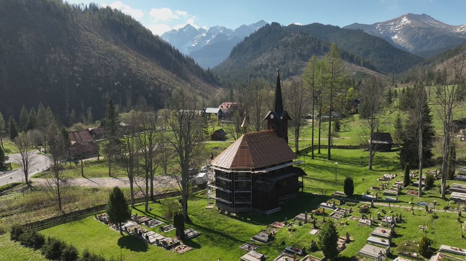 Ikonický slovenský kostolík dostáva novú fazónu. Spája na prvý pohľad nespojiteľné osobnosti a kuriózny zvyk