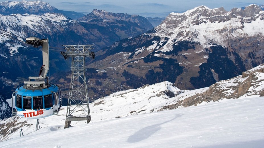 V lyžiarskom stredisku sa zrútila lanovková kabína. Viackrát sa prevrátila pri páde po svahu, na mieste zasahovali záchranári